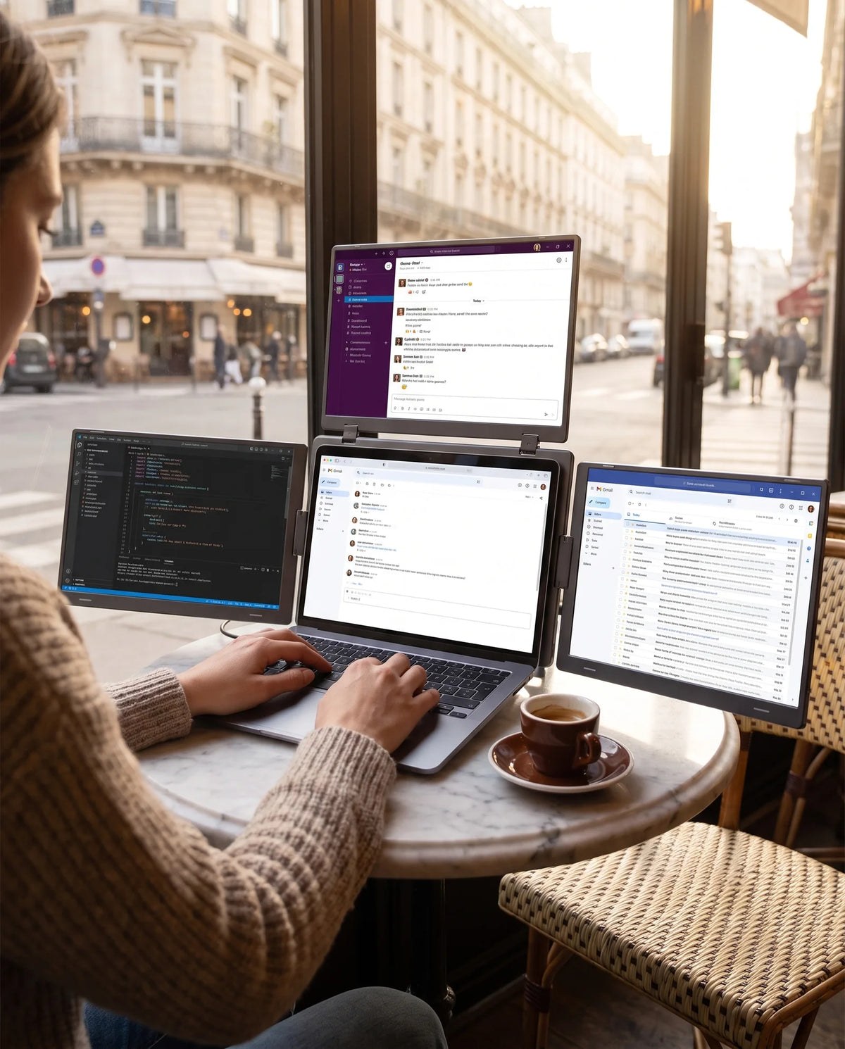 Le portable et ses trois volets ouverts sur une table de café
