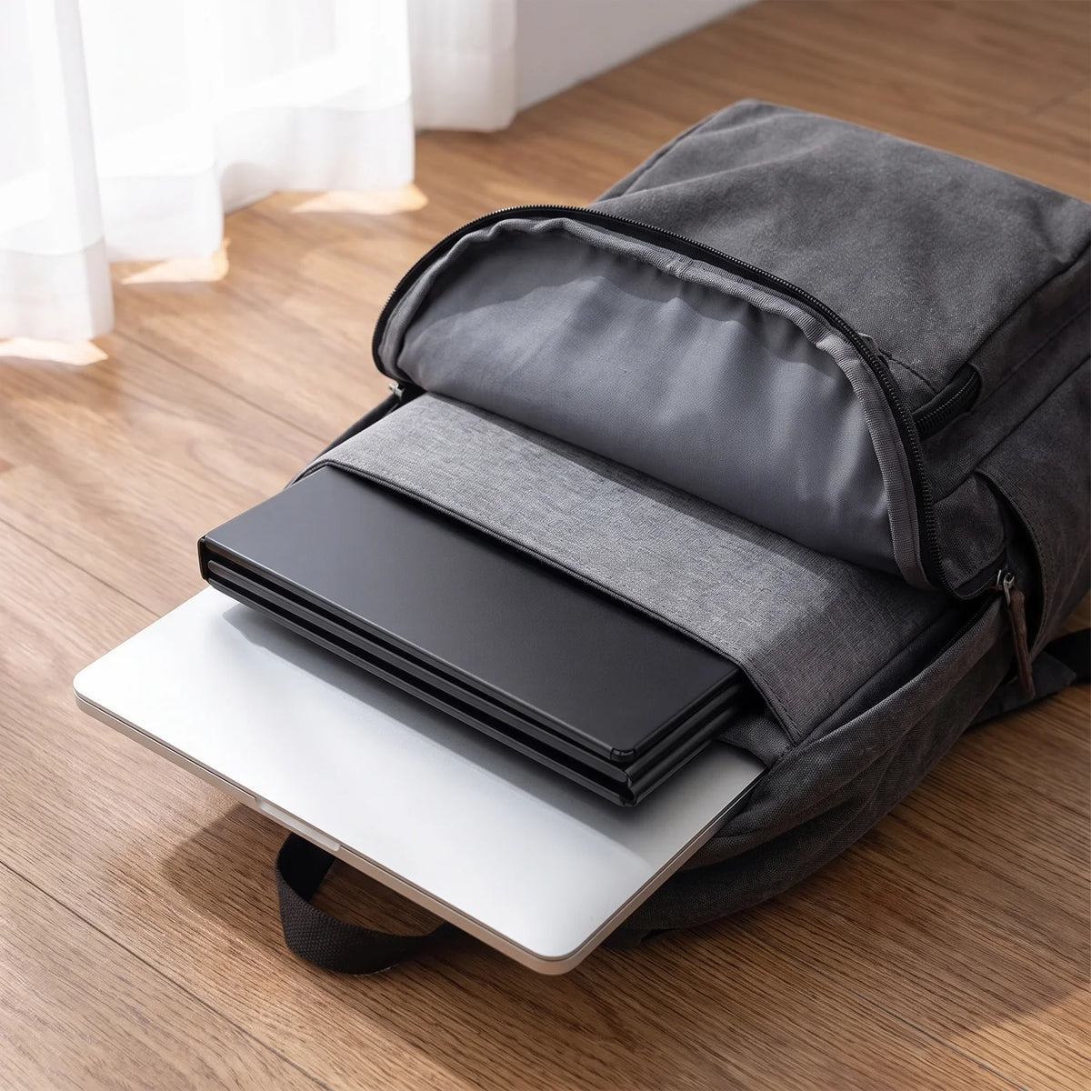 Dans sa housse, dans le sac