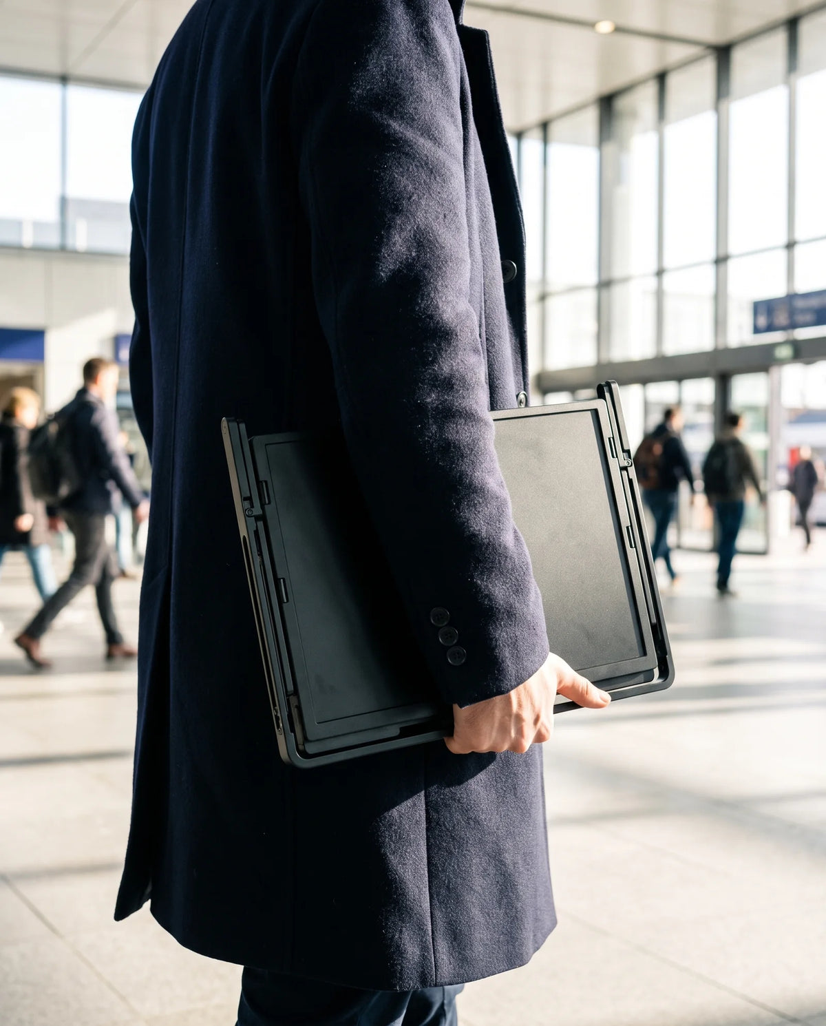 Replié à plat, porté sous le bras
